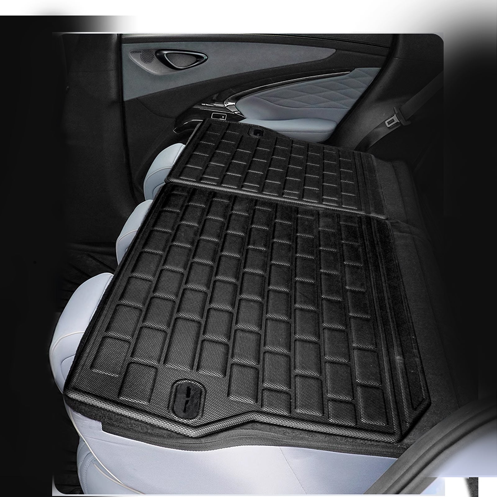 Protects seats from dirt and scratches, keeping them clean.